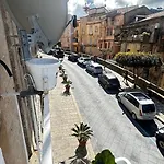 La Casa Sulle Mura Di Vista Mare Apartmán *