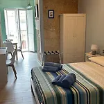 La Casa Sulle Mura Di Vista Mare *