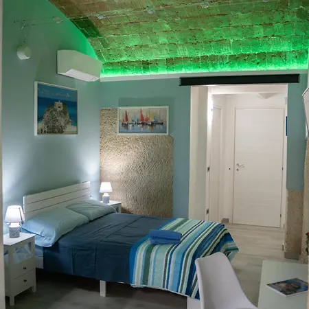 La Casa Sulle Mura Di Vista Mare Lägenhet *