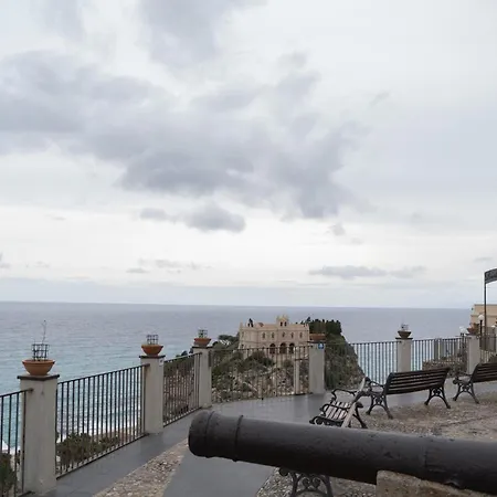 La Casa Sulle Mura Di Vista Mare 아파트 트로페아
