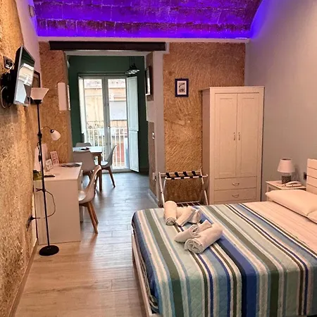 La Casa Sulle Mura Di Vista Mare 트로페아