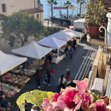 La Casa Sulle Mura Di Vista Mare Lägenhet *